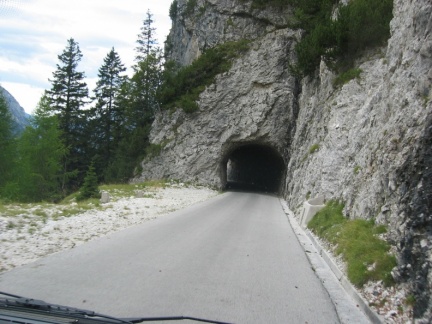 125 2544 Vožnja skozi tunele na mangrtski cesti