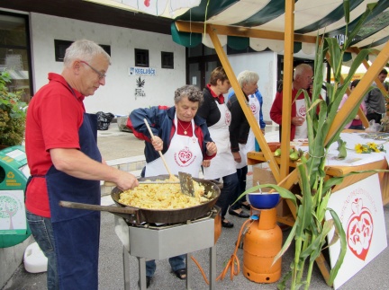IMG 4982 TD Šenčur na Šuštarski nedelji v Tržiču s praženim krompirjem