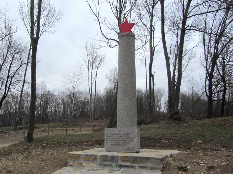 IMG_0887_Partizanski spomenik pri lovski koči na Zaplazu pod Sabotinom.jpg