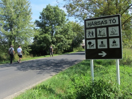 IMG 5081 Máriaújfalu-smerokaz za jezero Hársas