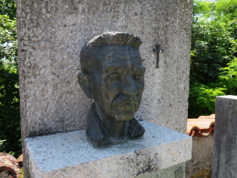 IMG_1064_Fojana-Sv. Duh na jezeru-kip skladatelja Rada Simonitija.JPG