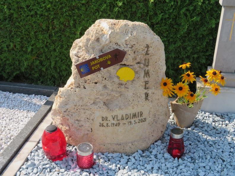 IMG_1827_Grob dr. Vladimirja Žumra na šenčurskem pokopališču, avtorja šenčursko-preddvorske veje Jakobove poti .JPG