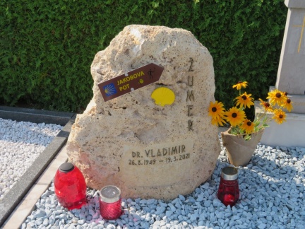 IMG 1827 Grob dr. Vladimirja Žumra na šenčurskem pokopališču, avtorja šenčursko-preddvorske veje Jakobove poti 
