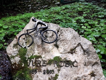 IMG 2186 Obeležje kraja smrtne nesreče kolesarja Jureta Robiča nad Plavškim Rovtom