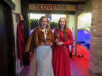 IMG 1701 Slovenska vinska kraljica Ana Pavlin in cvičkova princesa Maja Vovko