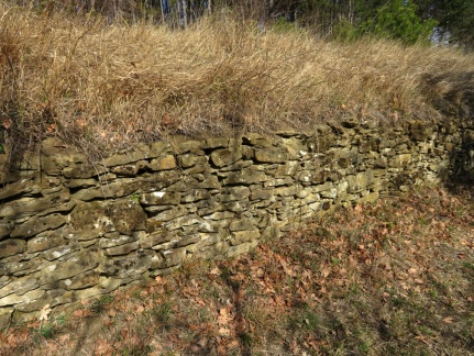 IMG 3697 Kamniti zid ob poti na pobočju Varde