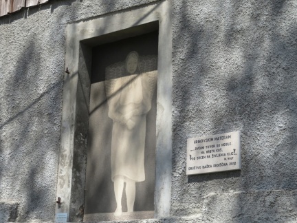 IMG 6072 Pomnik hribovskim materam slikarke Stanke Golob v Bači pri Podbrdu