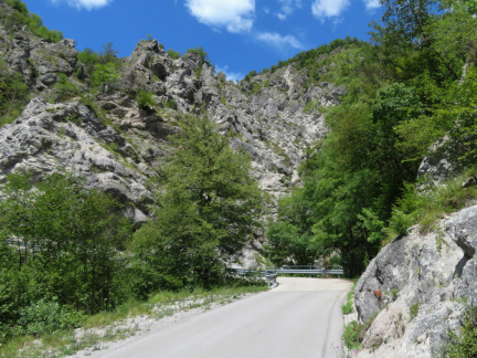 IMG 7072 Skalne stene ob cesti med Podmelcem in Ljubinjem