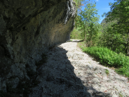 IMG 8188 Pot pod steno pri trdnjavi Kluže proti Možnici in Rombonu
