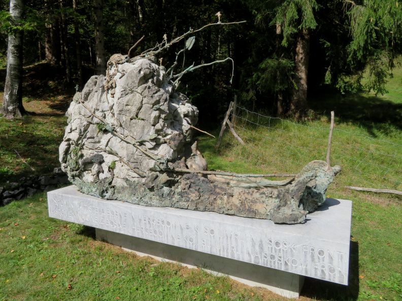 IMG_8269_Spomenik umrlim vojakom iz Bosne in Hercegovine na vojaškem pokopališče s Soške fronte v Logu pod Mangartom.JPG