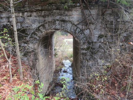 IMG 9566 Ostanek starega železniškega mostu med Trbižem (Tarvisio) in Fužinami (Fusine)