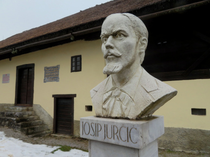 IMG 0802 Muljava-doprsni kip Josipa Jurčiča